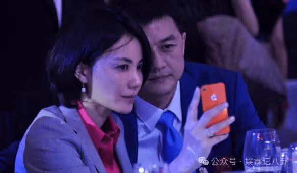 為情所困!王菲獨自遊玩被拍到,56歲瘦得只剩骨架,頭也有點禿