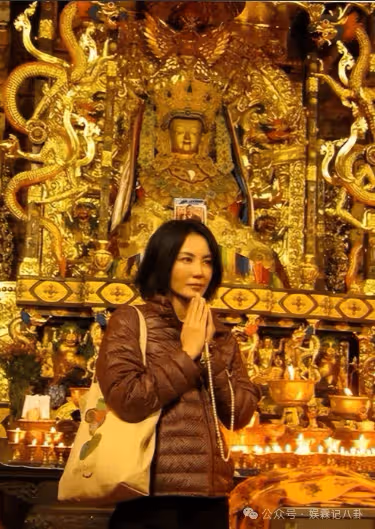 為情所困!王菲獨自遊玩被拍到,56歲瘦得只剩骨架,頭也有點禿