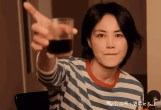 為情所困！王菲獨自遊玩被拍到，56歲瘦得只剩骨架，頭也有點禿