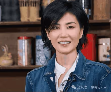為情所困！王菲獨自遊玩被拍到，56歲瘦得只剩骨架，頭也有點禿