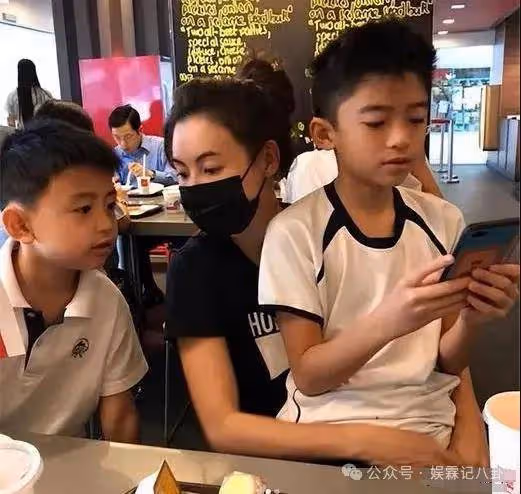 張柏芝帶兒子見爸爸,謝霆鋒滿眼淚光令人心酸!網友:王菲介意嗎