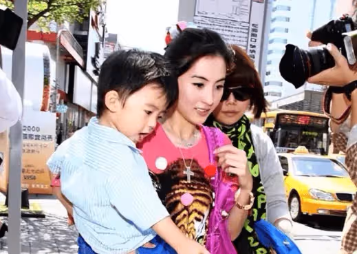 一張出生證明,揭開三胎生父真相後,才知張柏芝流產4次有多卑微!