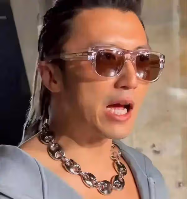 43歲謝霆鋒近照:越來越像父親謝賢了!這對父子連穿衣打扮都相似