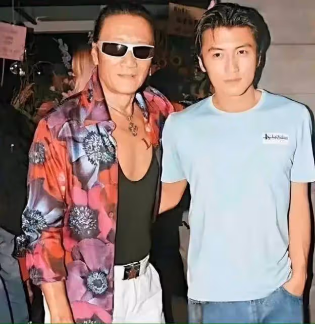 43歲謝霆鋒近照:越來越像父親謝賢了!這對父子連穿衣打扮都相似