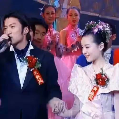 43歲謝霆鋒近照:越來越像父親謝賢了!這對父子連穿衣打扮都相似