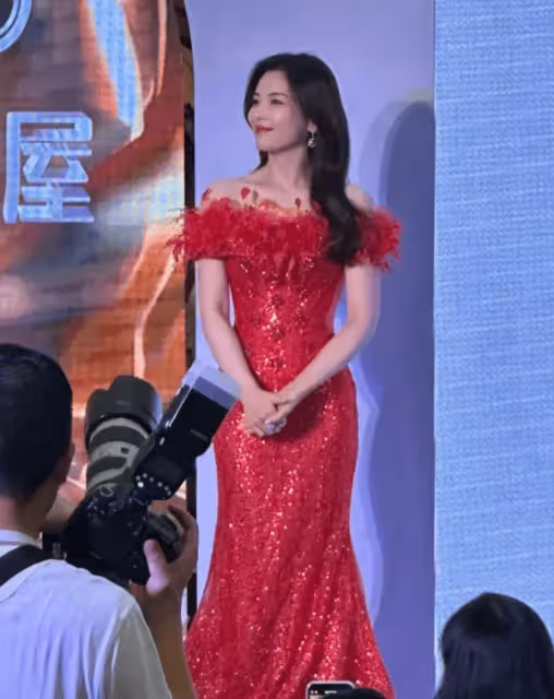 劉濤現身昆明出席線下活動:一襲紅裙太驚艷了,46歲身材好如少女