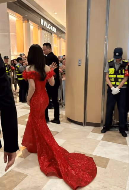 劉濤現身昆明出席線下活動:一襲紅裙太驚艷了,46歲身材好如少女