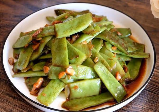 炒扁豆時有人過油有人直接炒,難怪不好吃,分享大廚正確做法