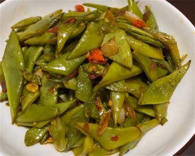 炒扁豆時有人過油有人直接炒,難怪不好吃,分享大廚正確做法