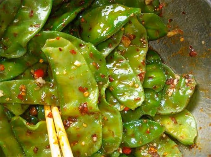 炒扁豆時有人過油有人直接炒,難怪不好吃,分享大廚正確做法