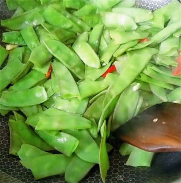 炒扁豆時有人過油有人直接炒,難怪不好吃,分享大廚正確做法