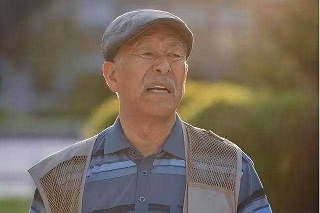 老戲骨張洪傑:照顧癱瘓妻子30年,被3個子女啃老,77歲還要工作