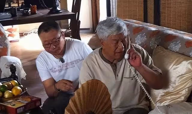 老戲骨張洪傑：照顧癱瘓妻子30年，被3個子女啃老，77歲還要工作