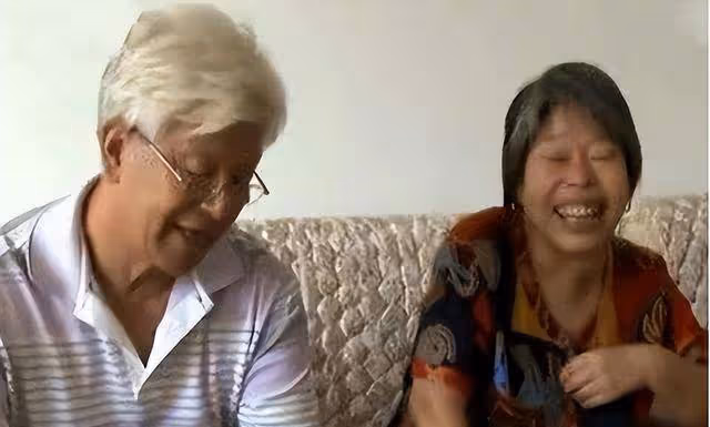 老戲骨張洪傑：照顧癱瘓妻子30年，被3個子女啃老，77歲還要工作