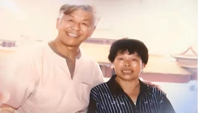 老戲骨張洪傑：照顧癱瘓妻子30年，被3個子女啃老，77歲還要工作