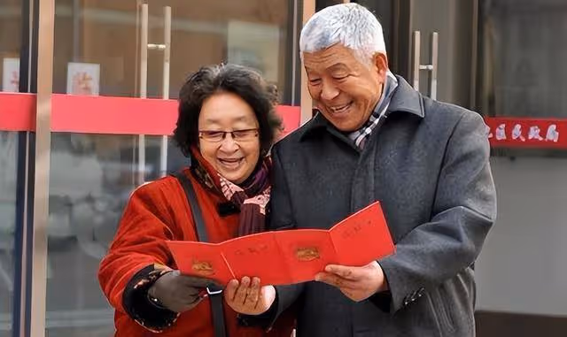 老戲骨張洪傑：照顧癱瘓妻子30年，被3個子女啃老，77歲還要工作