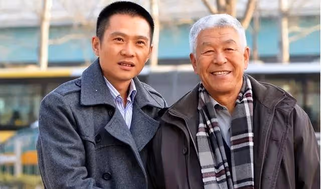 老戲骨張洪傑：照顧癱瘓妻子30年，被3個子女啃老，77歲還要工作