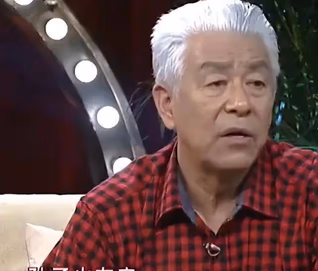 老戲骨張洪傑:照顧癱瘓妻子30年,被3個子女啃老,77歲還要工作