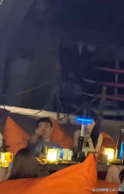 王思聰與多名女子出現酒吧,身體瘦骨如柴!評論區炸開鍋了