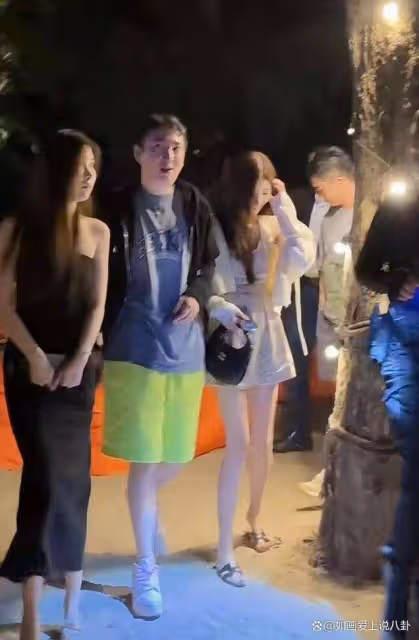 王思聰與多名女子出現酒吧,身體瘦骨如柴!評論區炸開鍋了