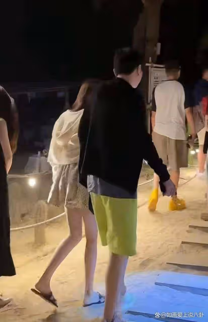 王思聰與多名女子出現酒吧,身體瘦骨如柴!評論區炸開鍋了
