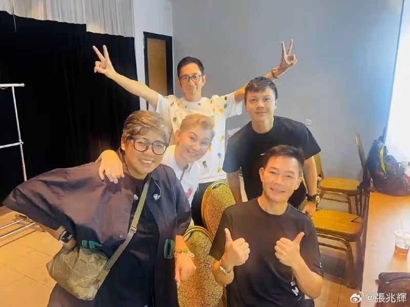61歲TVB知名港星遭狂迷獻吻!大馬登台人氣高,被表白幽默回應