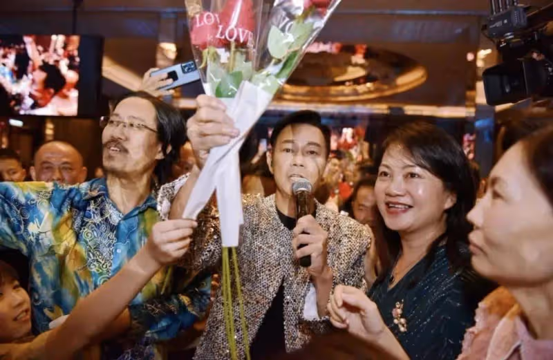 61歲TVB知名港星遭狂迷獻吻!大馬登台人氣高,被表白幽默回應