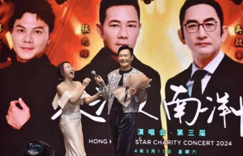 61歲TVB知名港星遭狂迷獻吻!大馬登台人氣高,被表白幽默回應