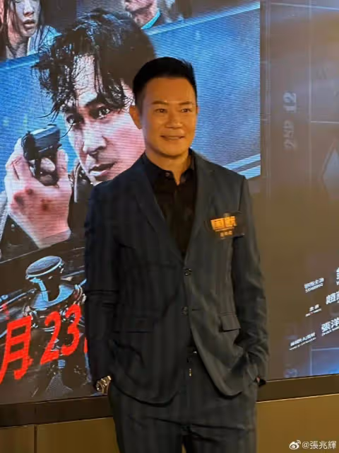 61歲TVB知名港星遭狂迷獻吻!大馬登台人氣高,被表白幽默回應