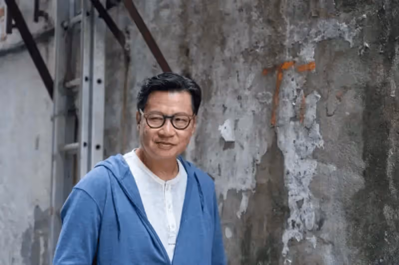 TVB御用反派鄭子誠獲劇組慶生!61歲狀態大勇,圈中妻子高調現身
