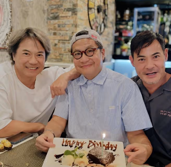 TVB御用反派鄭子誠獲劇組慶生!61歲狀態大勇,圈中妻子高調現身