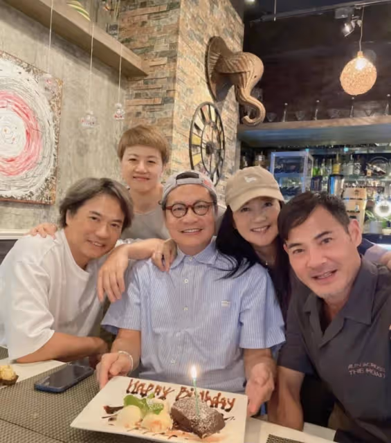 TVB御用反派鄭子誠獲劇組慶生!61歲狀態大勇,圈中妻子高調現身
