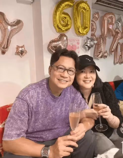 TVB御用反派鄭子誠獲劇組慶生!61歲狀態大勇,圈中妻子高調現身