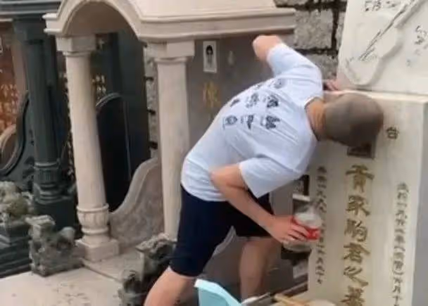 氣憤,黃家駒墓碑被惡意破壞,涉案男子錄視頻態度囂張,曾有過前科