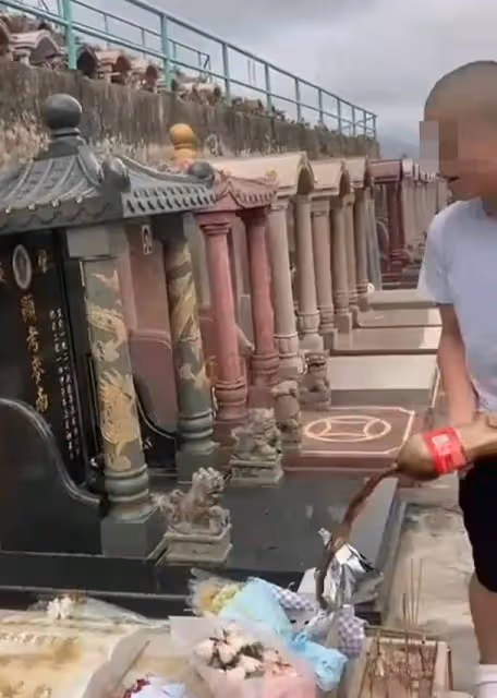 氣憤,黃家駒墓碑被惡意破壞,涉案男子錄視頻態度囂張,曾有過前科