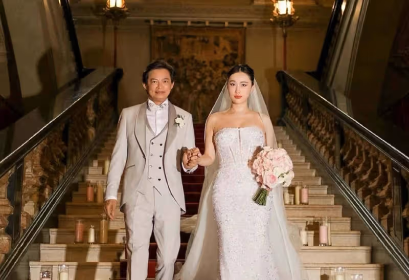 知名歌唱家莫華倫再婚,小30多歲嬌妻秀豐滿身材,穿超短裙險走光