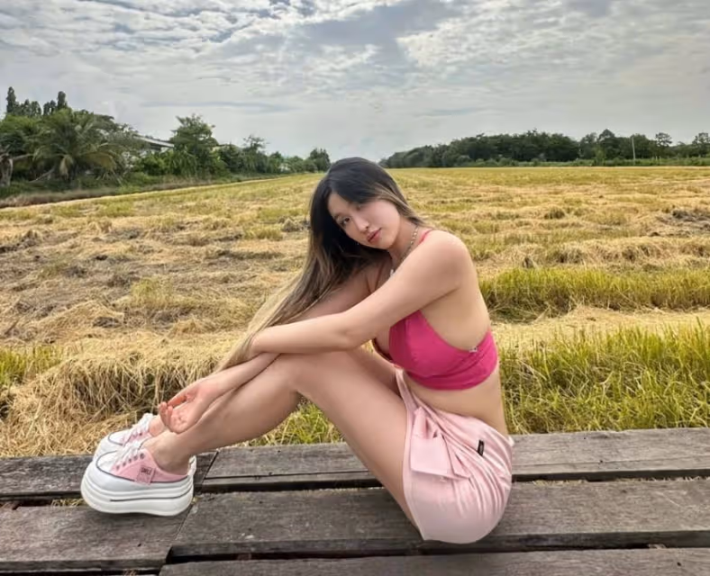 知名歌唱家莫華倫再婚,小30多歲嬌妻秀豐滿身材,穿超短裙險走光