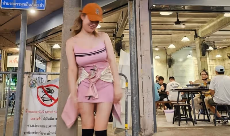 知名歌唱家莫華倫再婚,小30多歲嬌妻秀豐滿身材,穿超短裙險走光