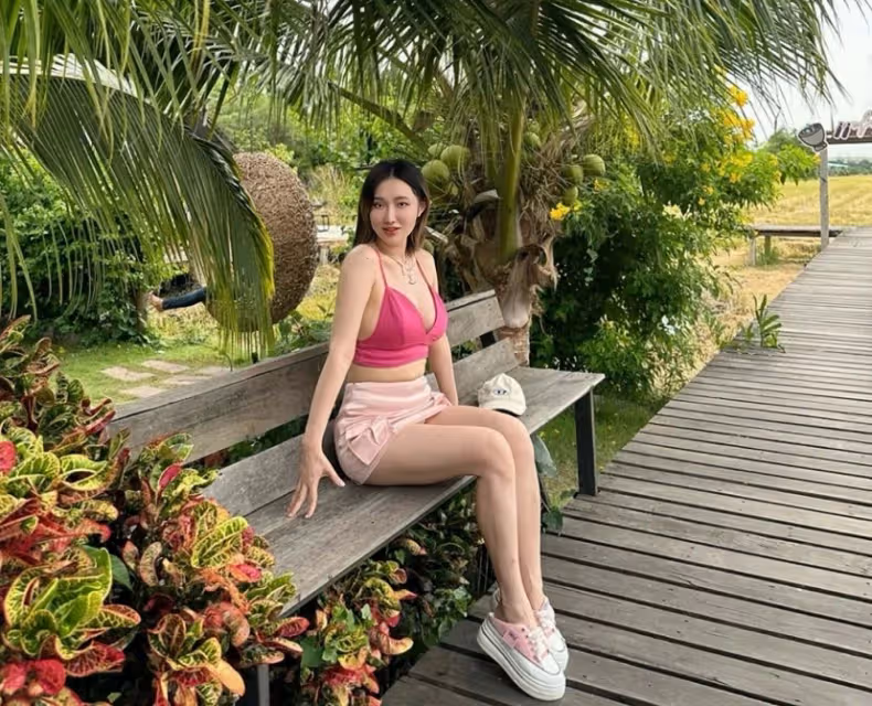 知名歌唱家莫華倫再婚,小30多歲嬌妻秀豐滿身材,穿超短裙險走光