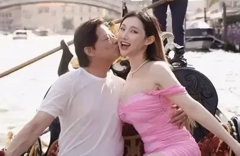 知名歌唱家莫華倫再婚,小30多歲嬌妻秀豐滿身材,穿超短裙險走光