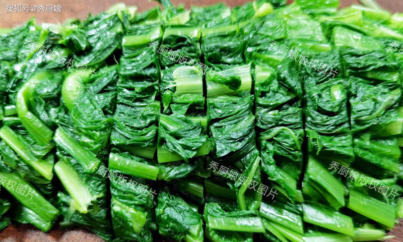 這菜全身是寶,許多人只吃莖,葉子才是寶,隨手一拌,好吃不上火