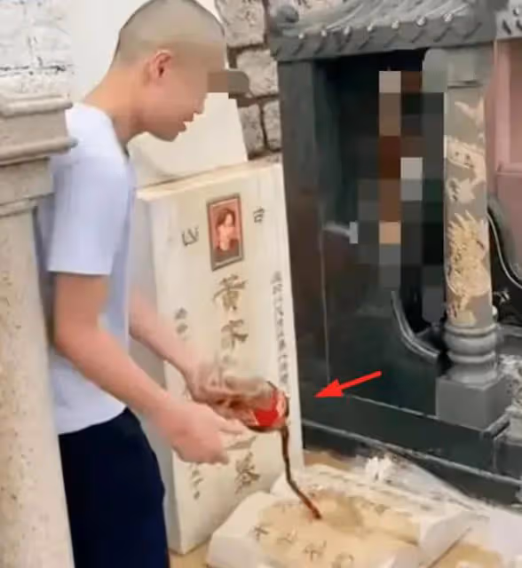 破壞黃家駒墓碑者已被控制,黃貫中落淚講述墓碑被砸的原因