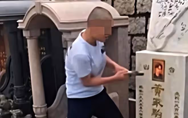 破壞黃家駒墓碑者已被控制,黃貫中落淚講述墓碑被砸的原因