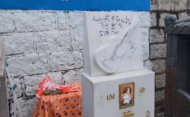 破壞黃家駒墓碑者已被控制,黃貫中落淚講述墓碑被砸的原因
