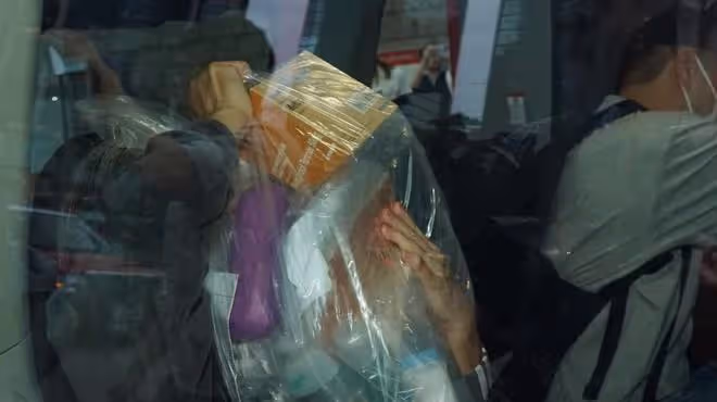 蔡天鳳案兇手出獄：前婆婆無罪釋放，滿頭白髮躲閃離開監獄