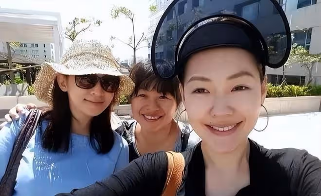 小S陪大姐過50歲生日,三姐妹感情很好,是大小S從小到大的靠山
