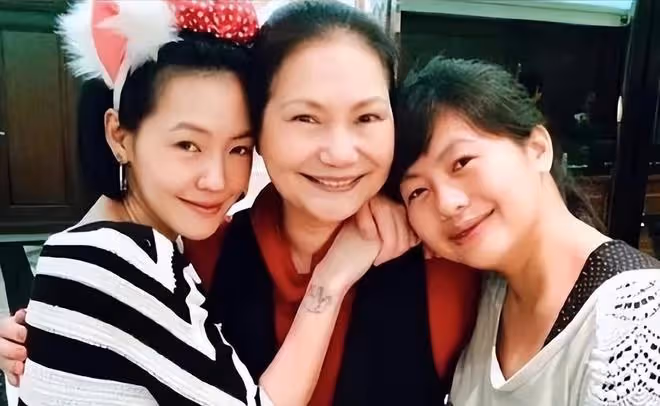 小S陪大姐過50歲生日,三姐妹感情很好,是大小S從小到大的靠山