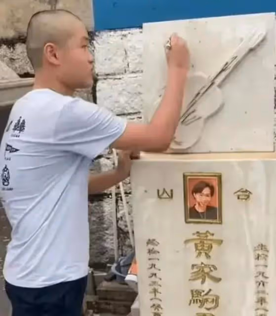 黃家駒墓碑被毀,黃家強助理前往墓地發聲,歌迷站在墓前痛哭