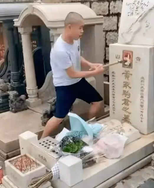 黃家駒墓碑被毀,黃家強助理前往墓地發聲,歌迷站在墓前痛哭