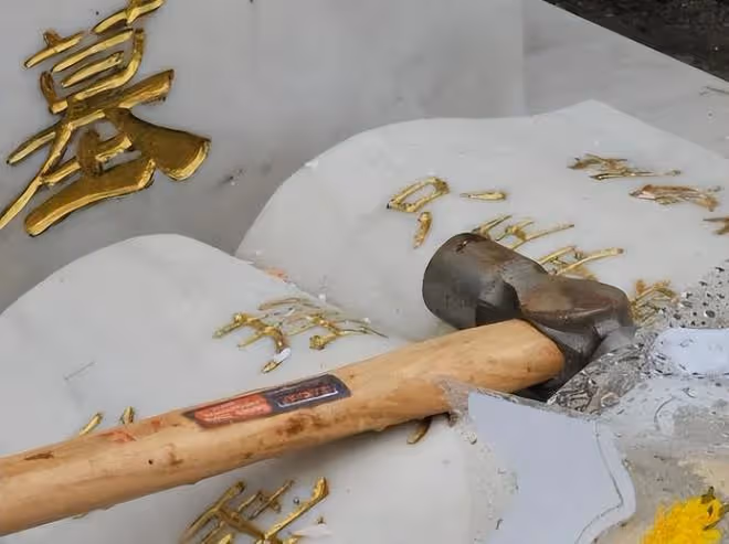 黃家駒墓碑被毀,黃家強助理前往墓地發聲,歌迷站在墓前痛哭